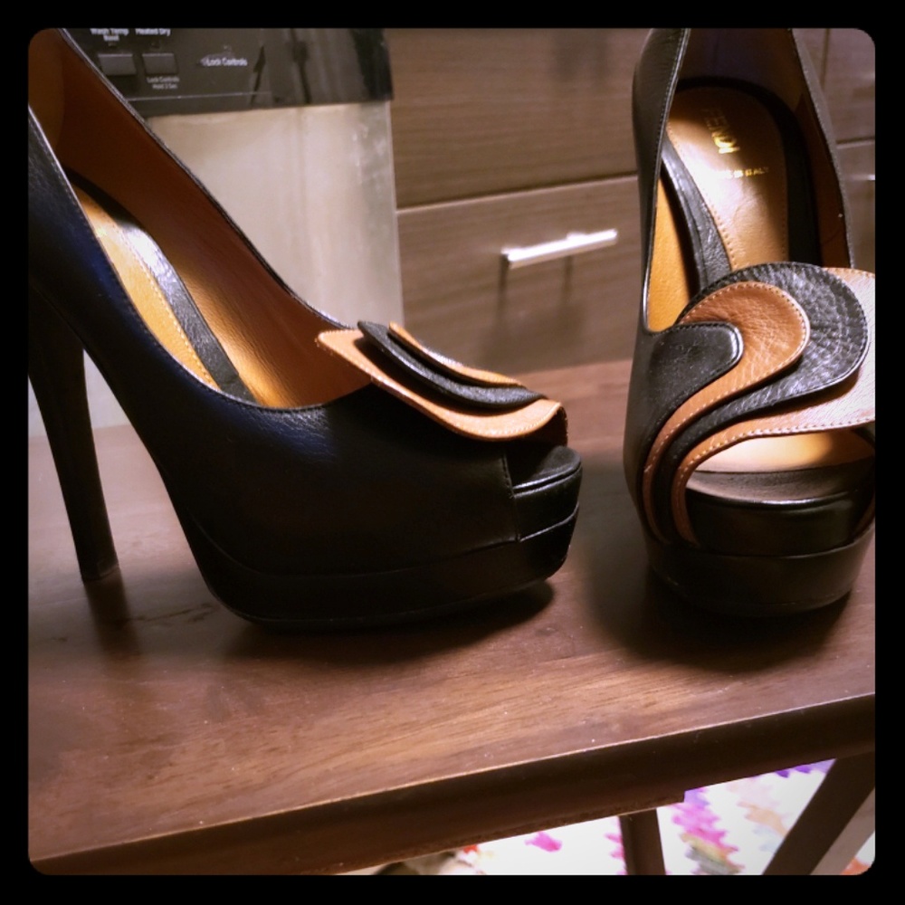 EUC FENDI HEELS BLACK AND BROWN SIZE 8.5